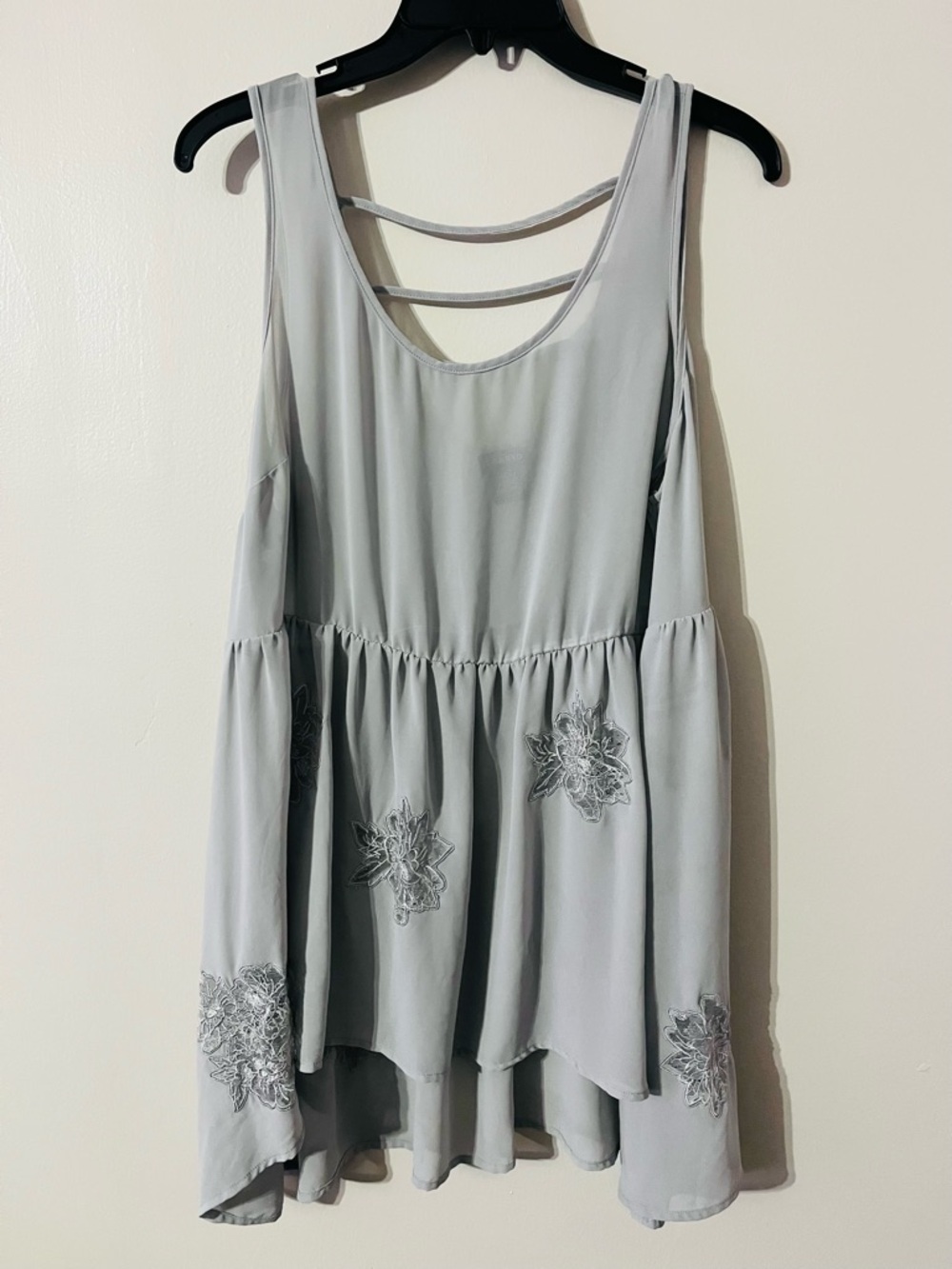 Torrid Light Gray Sleeveless Top with Delicate Trim Sz 1